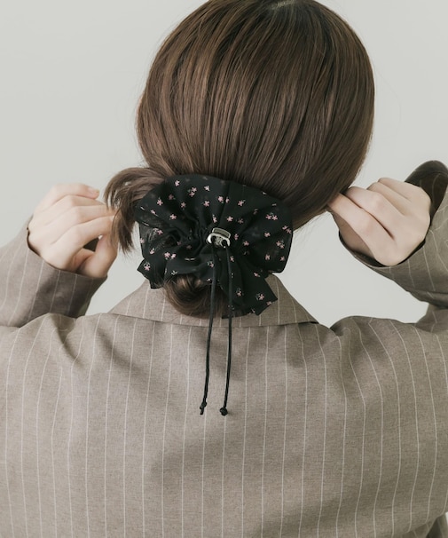 フラワープリントドローコードシュシュ