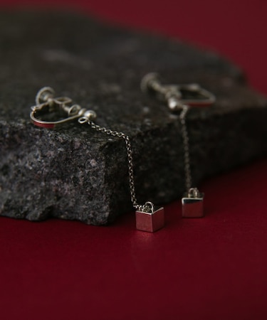 SMELLY so　cube chain earring