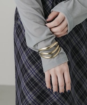 ウェーブラインワイドメタルバングル