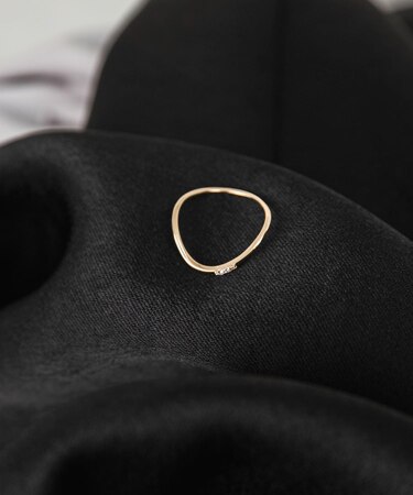 Favorible Curvy diamond ring