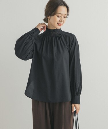 アイレットレース衿ブラウス