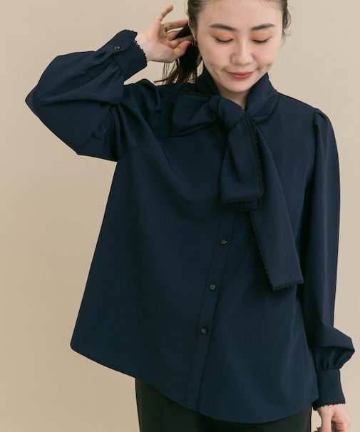 『WEB／一部店舗限定』トリミングボウタイブラウス