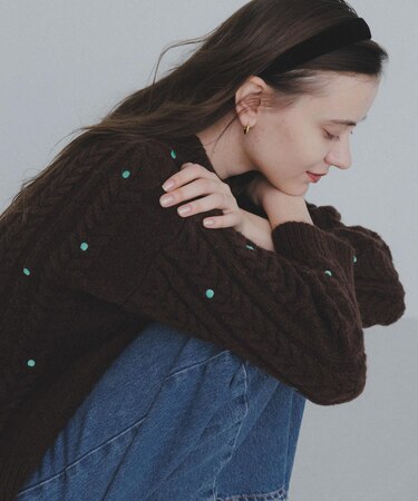 刺繍ケーブルニット