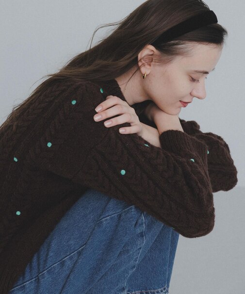 刺繍ケーブルニット