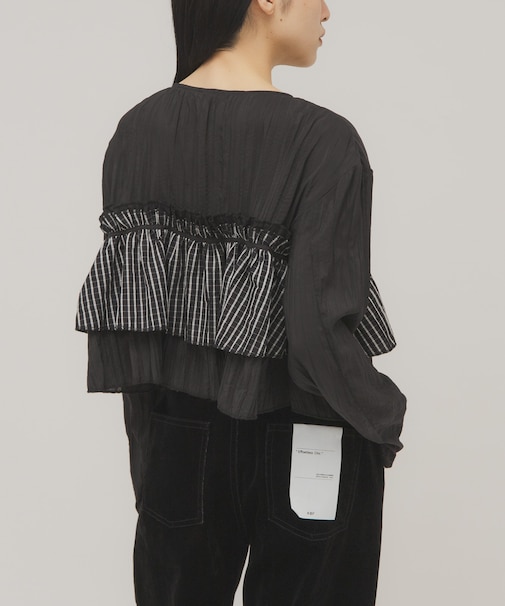 フリルレイヤードブラウス