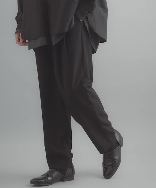 ダブルタックテーパードパンツ