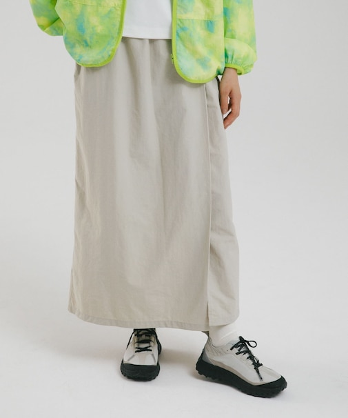 『UR TECH』ナイロンタッサ－ラップ風スカート