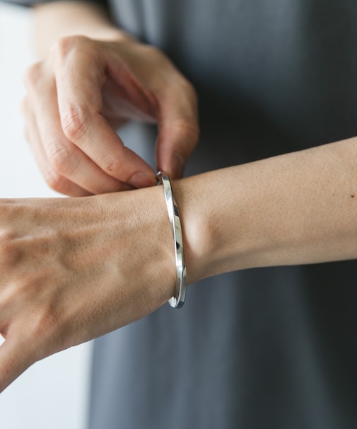 角ツイストバングル