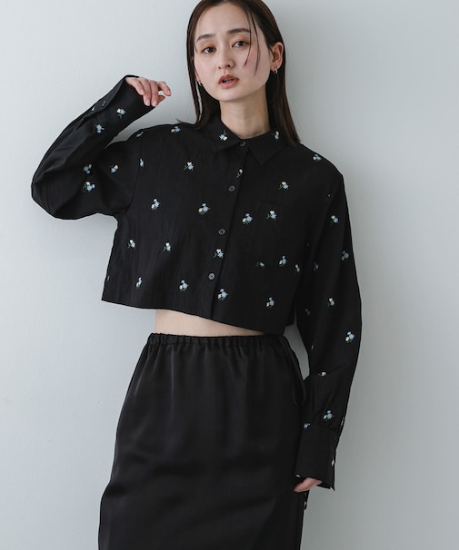 フラワーエンブロイダリークロップドシャツ