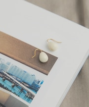 カラーオーブドロップピアス