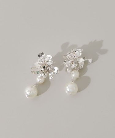メタルフラワースウィングパールイヤリング