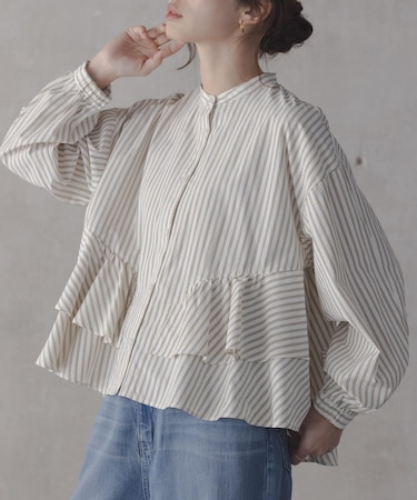 『WEB限定』バンドカラーフリルストライプシャツ