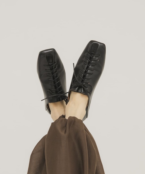 レースアップシューズ