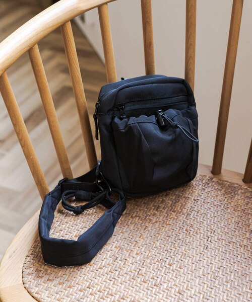 アーバンリサーチ ドアーズ レザー メッシュ ミニショルダーバッグ 黒×白 URBAN RESEARCH DOORS - アーバンリサーチ ドアーズ レザー メッシュ