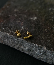 SMELLY so’　asymmetry grain pierce