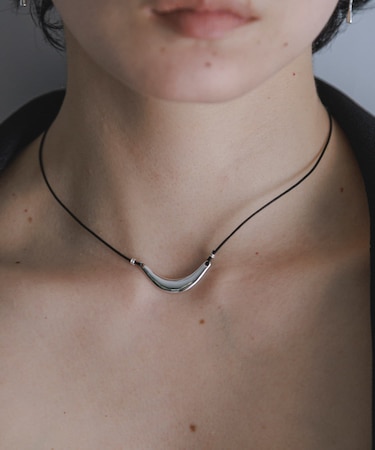 SMELLY so’　curved cord necklace