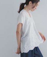 裾刺繍Vネックブラウス