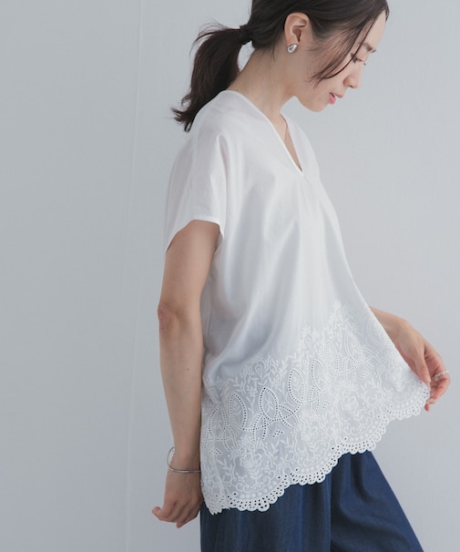 裾刺繍Vネックブラウス