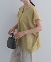 裾刺繍Vネックブラウス