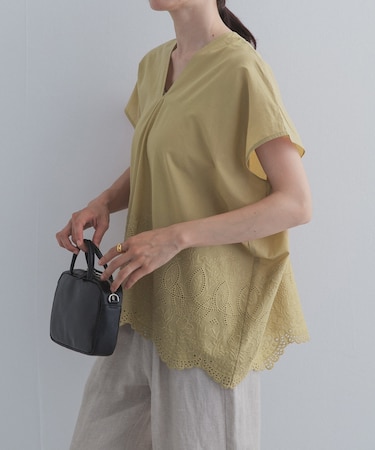 裾刺繍Vネックブラウス