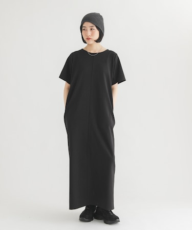 バックデザインカットワンピース