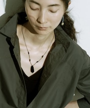 SMELLY so’　onyx accent wood necklace