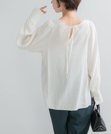 『WEB／一部店舗限定』ギャザーショルダーバックリボンブラウス