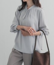 リボンポイントタックブラウス