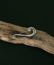 SMELLY so’ organic swirl brooch
