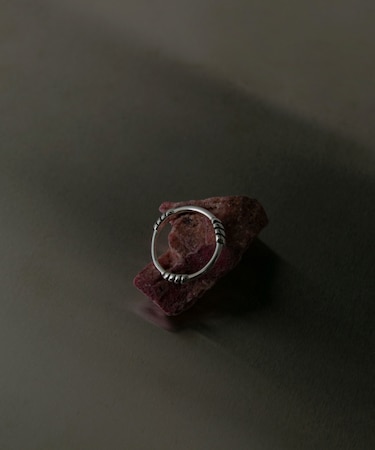 SMELLY so’　textured knot thin ring