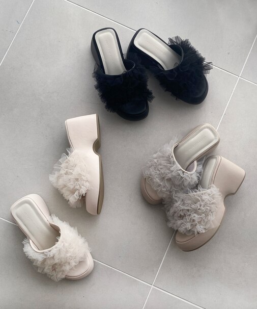 ボリュームフリルサンダル