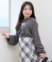 ポンポン付きフードケーブルニット