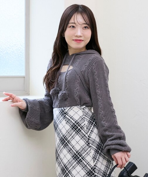 ポンポン付きフードケーブルニット