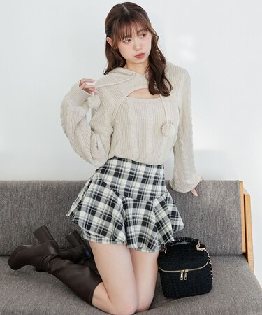 ポンポン付きフードケーブルニット