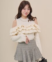 ビジューテープ肩あきフリルニット