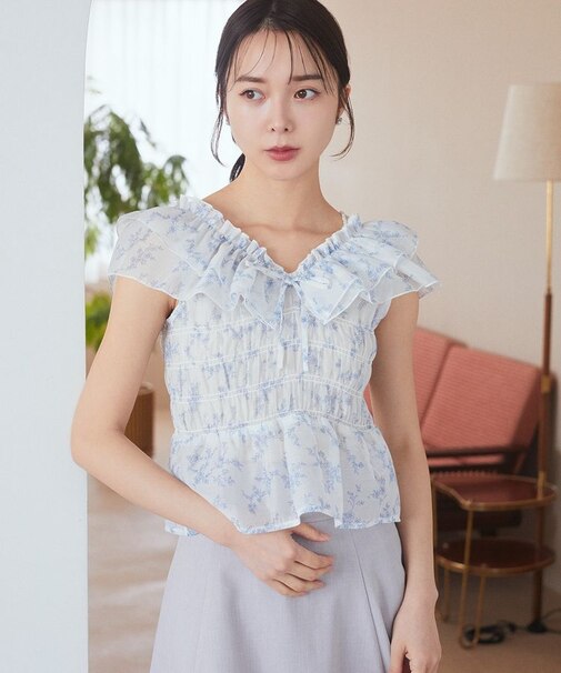 ダブルフリルノースリブラウス