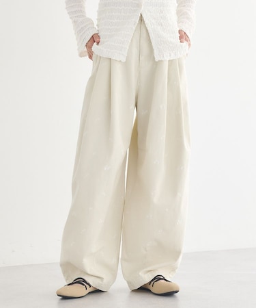 フラワー刺繍ツイルカーブパンツ