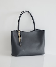 【軽量】チャーム付きトートバッグ