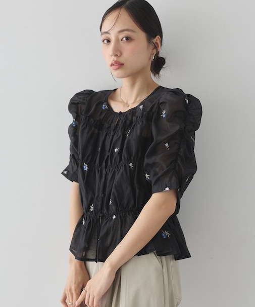 【前後2WAY】フラワー刺繍シャーリングブラウス