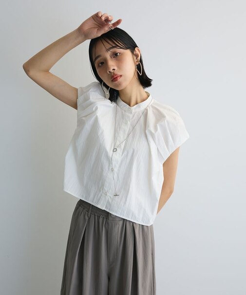 タックデザインショート丈シャツ