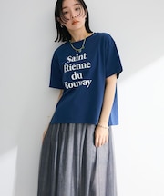 多段フェミニンロゴボックスTシャツ