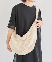 ・QUON ワイドプリーツショルダーバッグ