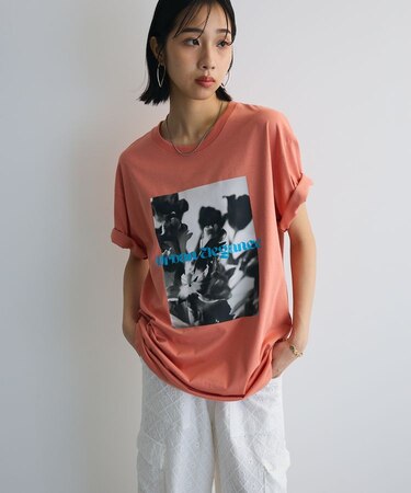 レトロフラワーロゴ入りプリントTシャツ