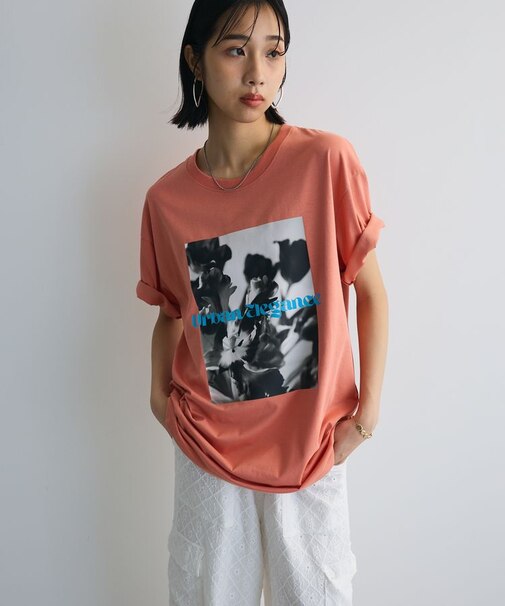 レトロフラワーロゴ入りプリントTシャツ