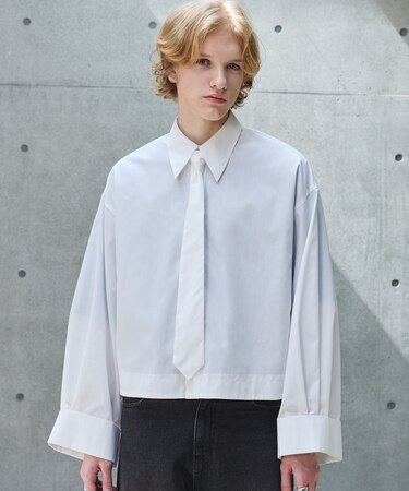 A.ネクタイ付きワイドスリーブショート丈シャツ