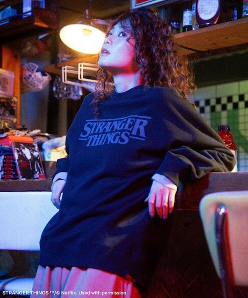 □STRANGER THINGS×MINNETONKA プリンテッドスウェット｜グリーン