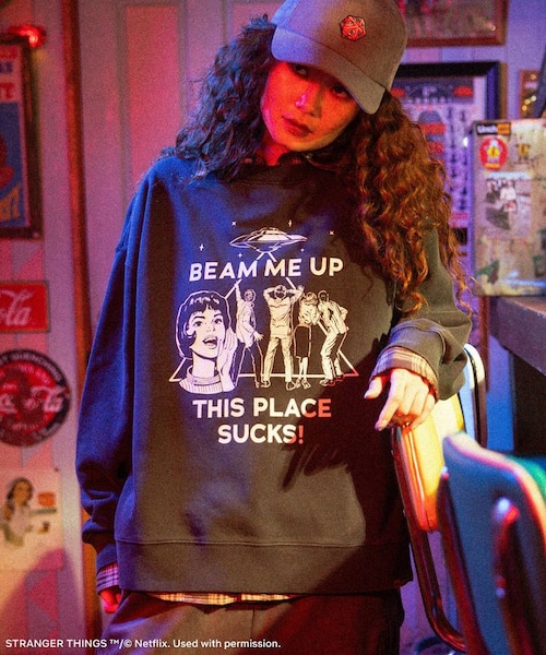 【公式】ストレンジャー・シングス ラグラン スリーブスウェットy2k □STRANGER THINGS×MINNETONKA プリンテッドスウェット｜グリーン