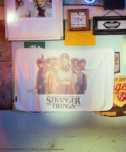 ■STRANGER THINGS×MINNETONKA?フリースブランケット