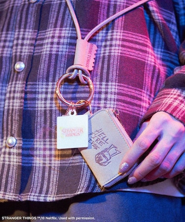 ■STRANGER THINGS×MINNETONKA モバイルストラップ