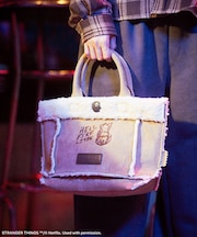 ■STRANGER THINGS×MINNETONKA フェイクスウェードボアバッグ